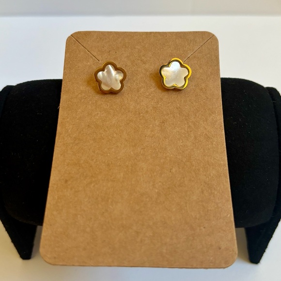 Gold and White Floral Necklace Set - Picture 7 of 9